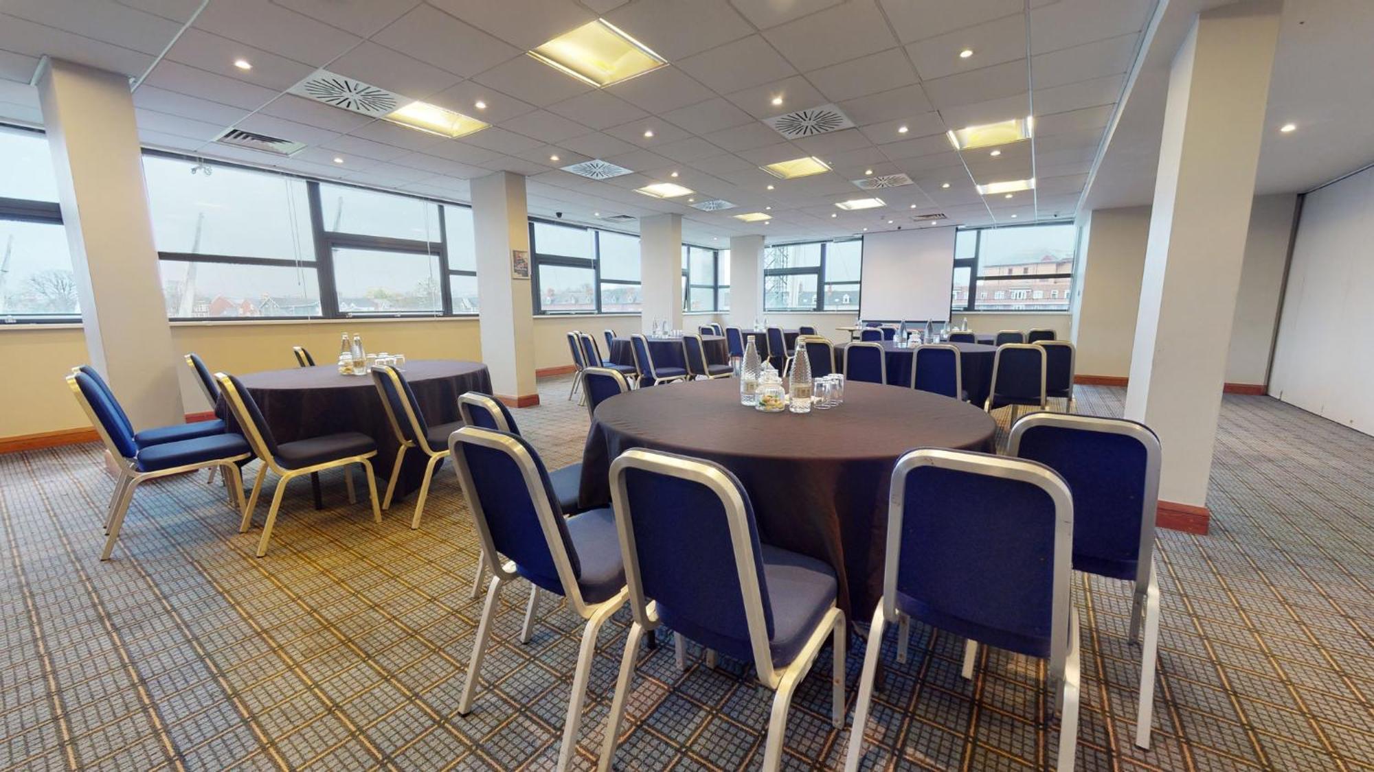 Holiday Inn Cardiff City By Ihg Exterior foto